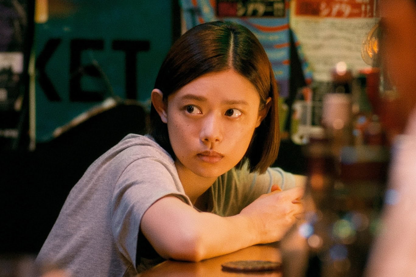 三ツ橋由嘉里（演：杉咲花）_平日は銀行員として働いているが、職場では“腐女子”である自分をひた隠しにして生きている。