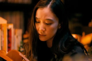ユキ（演：蒼井優）_BAR「寂寥（せきりょう）」で由嘉里が出会った、人の死ばかりを題材に書き続ける毒舌な作家。