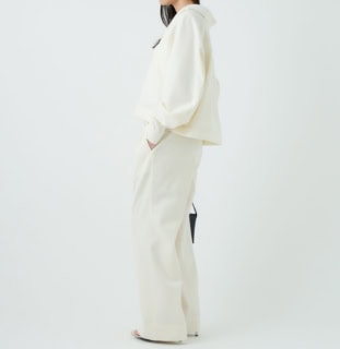 今季のバランサーシリーズはアイボリーとチャコールの２色展開。ジャケットとパンツの他に、こちらで着用しているスキッパータイプのプルオーバーもあります。バランサールームプルオーバー￥45,100