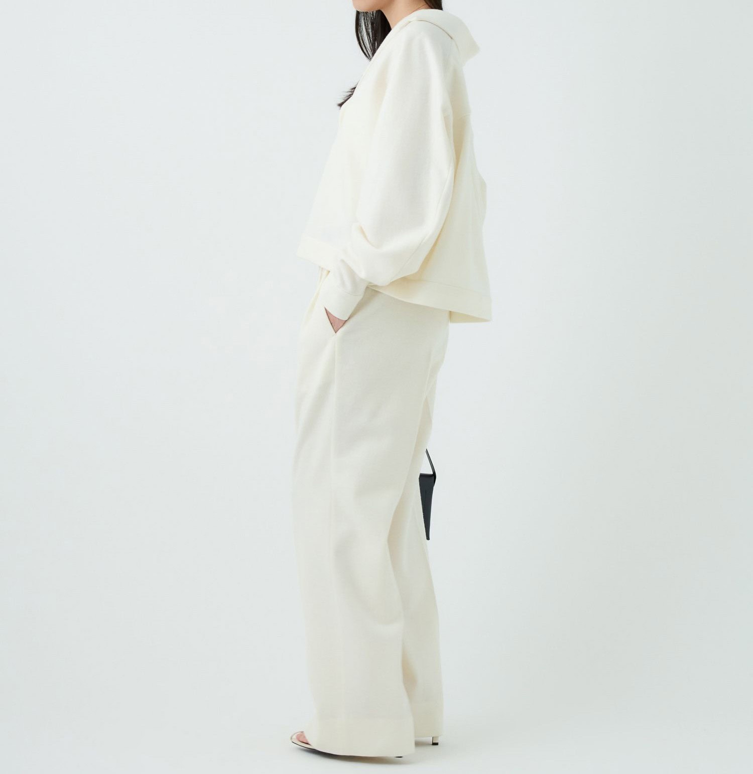 今季のバランサーシリーズはアイボリーとチャコールの２色展開。ジャケットとパンツの他に、こちらで着用しているスキッパータイプのプルオーバーもあります。バランサールームプルオーバー￥45,100
