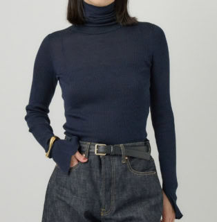 18Gシルクリブタートルネックニット￥35,200