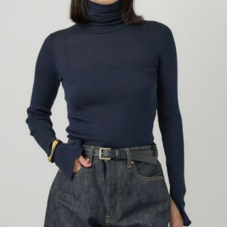 18Gシルクリブタートルネックニット￥35,200