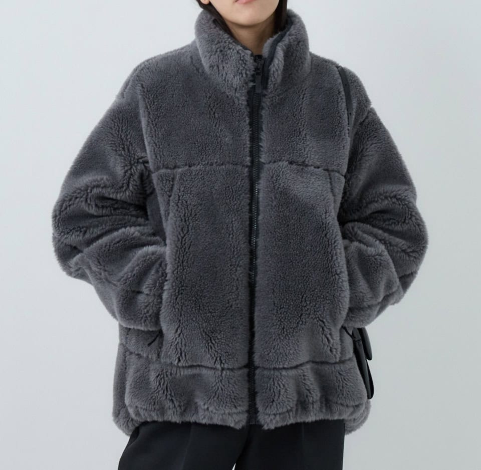 ウールボアブルゾン￥96,800 カラー展開／ブラック、ライトグレー、キャラメル、ネイビー