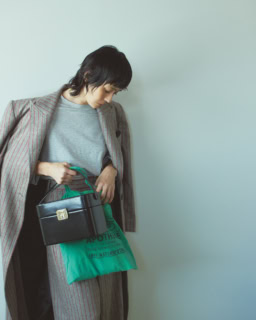 ★バッグ¥8,690（アンバーヴィンテージ）、★トートバッグ¥2,530（サンタモニカ 原宿店）、コート¥279,070、パンツ¥120,285（共にリトコフスカ／エイチ ビューティー＆ユース）、中に着たロングTシャツ¥20,900（SEA／エスストア）