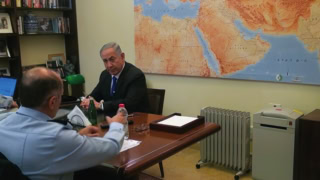 story_2017年、イスラエル首相ベンヤミン・ネタニヤフとその側近たちは、贈賄と汚職で刑事告訴された。極秘でリークされた彼らの尋問映像には、彼らの私生活、メディアや財界、極右勢力との癒着などが記録されていた。イスラエルでは上映禁止となったドキュメンタリー。