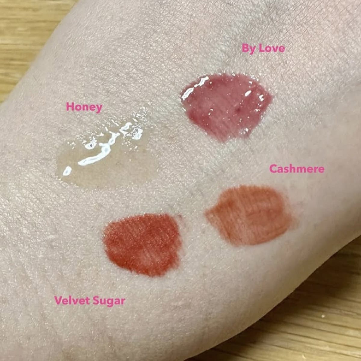 はちみつの真の魅力をお届けするボーダレスな体験型ビューティブランド「ROAliv（ロアリブ）」。なかでも大人気の「ハニーラスター」が、パッケージやカラーを一新し生まれ変わります！