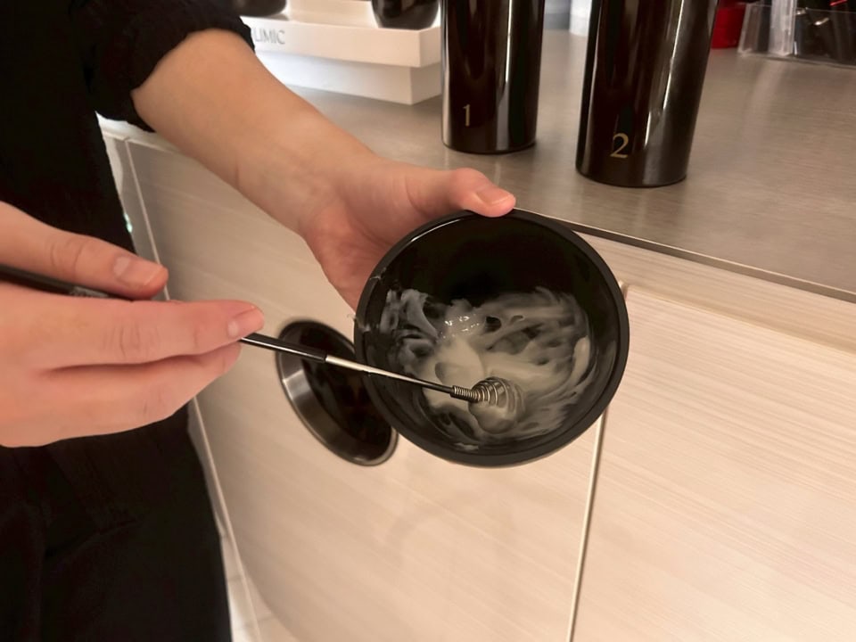 トリートメントは1剤と2剤をミックスし、保湿と補修を同時におこないます。