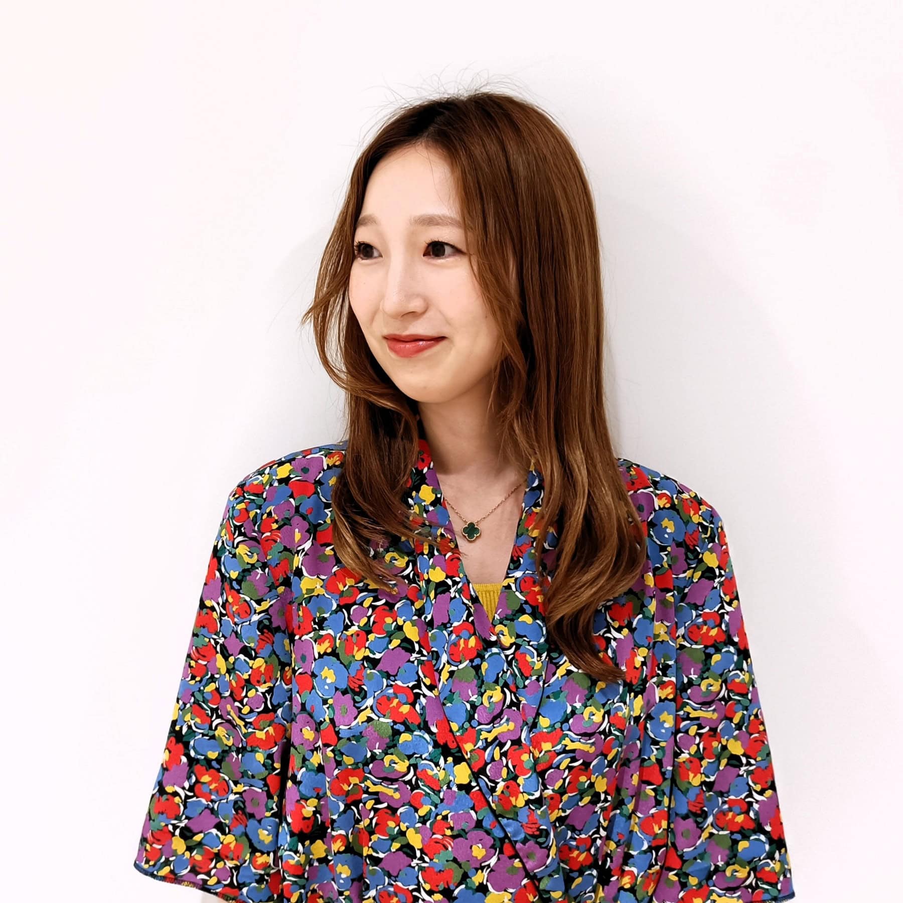 SINN PURETE・PR 石塚理奈さん。美容・健康食品メーカーでECやマーケティングの経験を経て、ビューティーケアブランドSINN PURETÉのPRを担当。香りやテクスチャー、デザインまで洗練されたフレグランス、スキンケア、メイク、ボディケア、ヘアケアといった豊富なラインナップを扱い、数多くのコラボレーションなどにも携わる。プライベートでは、国内・海外旅行に飛び回っています。