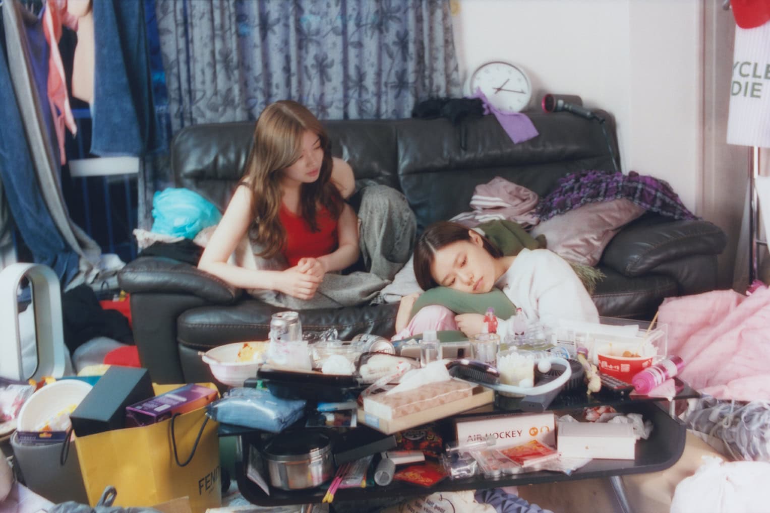 ライになぜか惹かれた由嘉里は、汚部屋でルームシェアを開始することに。