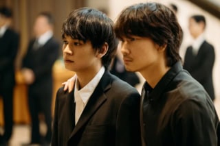 右が裏社会を生きる、運び屋の梶谷（演：綾野剛）。