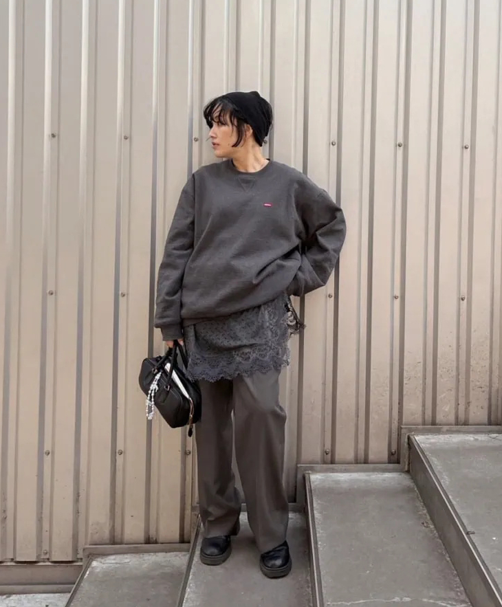 IRENEのレースニットタンク、Supremeのスエット、STUDIO R330のパンツ、その他本人私物