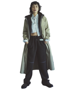 実はオトナミューズ12月号のP73で竹下玲奈さんも着用しているんです。お揃いのパンツもあります。ボアパーカ¥49,500、ボアパンツ¥34,100(共にザ シンゾーン/シンゾーン ルミネ新宿店)、シャツ¥66,000(オムガールズ/アダム エ ロペ)、グラフィック入りトレンチコート¥242,000(マディソンブルー)、シューズ¥53,900(フィーニー)