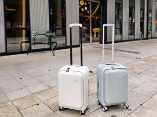 TIERRAL TOMARU2.0 サイズ:高さ53×幅35×奥行き25(28)cm、容量:約37L(拡張時43L)、重量:3.2kg(写真の色は、左 MILKY WHITE、右 PALE GRREN)