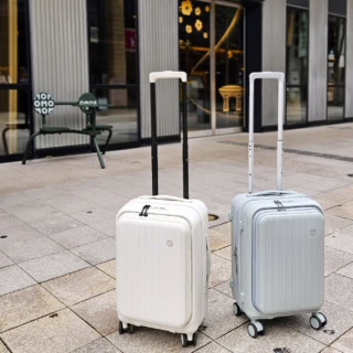 TIERRAL TOMARU2.0　サイズ：高さ53×幅35×奥行き25（28）cm、容量：約37L（拡張時43L）、重量：3.2kg（写真の色は、左 MILKY WHITE、右 PALE GRREN）