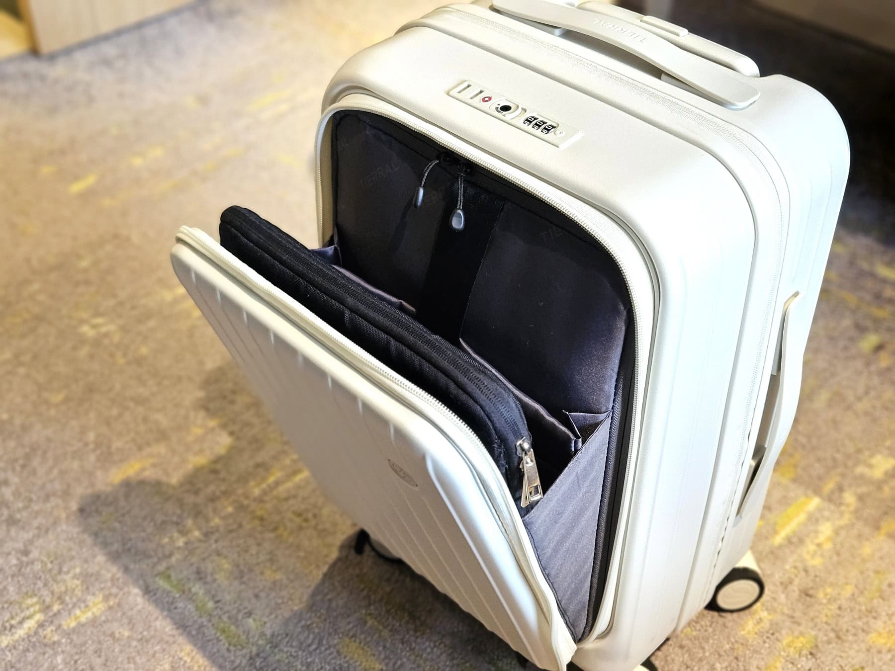 フロントポケット付き！