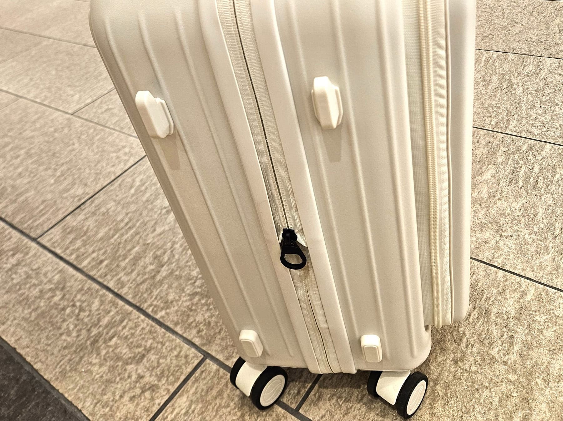 この中央の縦断しているファスナーを開いていくと……メインルームが拡張する仕組み。