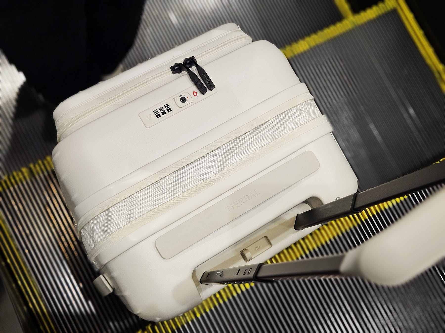 この中央の縦断しているファスナーを開いていくと……メインルームが拡張する仕組み。