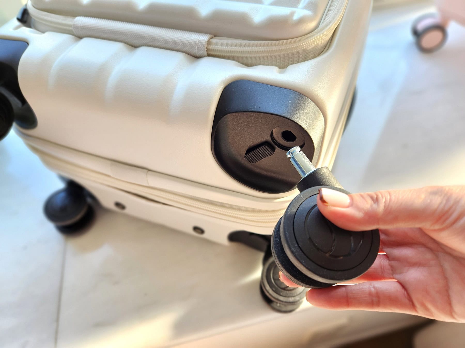 特別な工具を使わずに、ボタンをスライドさせながら引っ張るだけで簡単に、キャスターが取れる仕組み。