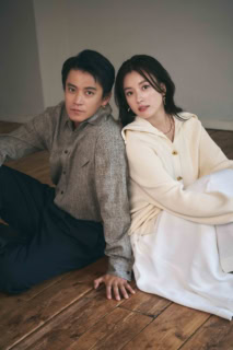 【小栗旬さん着用】シャツ ¥239,800、パンツ ¥173,800、シューズ 参考商品（全てボッテガ・ヴェネタ／ボッテガ･ヴェネタ ジャパン） 【ハン・ヒョジュさん着用】トップス¥330,000、スカート¥400,400、靴¥264,000（全てボッテガ・ヴェネタ／ボッテガ･ヴェネタ ジャパン）、ネックレス¥1,478,400、イヤリング¥1,346,400、左人差し指リング¥764,500、右中指リング¥775,500（全てカルティエ）