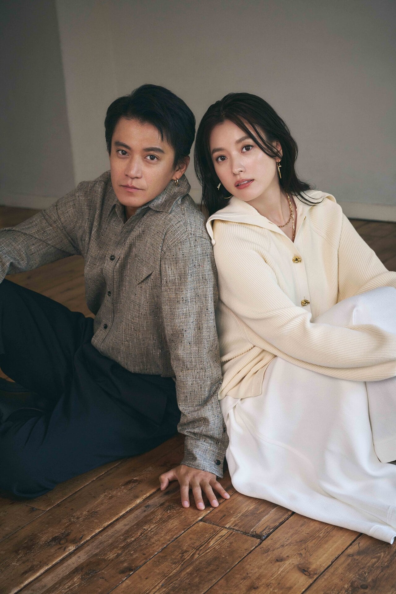 【小栗旬さん着用】シャツ ¥239,800、パンツ ¥173,800、シューズ 参考商品（全てボッテガ・ヴェネタ／ボッテガ･ヴェネタ ジャパン） 【ハン・ヒョジュさん着用】トップス¥330,000、スカート¥400,400、靴¥264,000（全てボッテガ・ヴェネタ／ボッテガ･ヴェネタ ジャパン）、ネックレス¥1,478,400、イヤリング¥1,346,400、左人差し指リング¥764,500、右中指リング¥775,500（全てカルティエ）