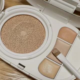 コンシーラーは、クマやシミ、そばかす、ニキビ跡など人によって異なる肌悩みを思い通りにカバーできるよう、カラーやテクスチャーにこだわった3色がセットされています。