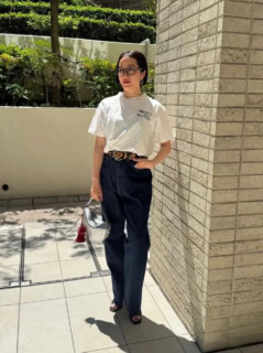 いつものTシャツ×デニムスタイルがレオパード柄のベルトひとつで遊び心満点の着こなしに。