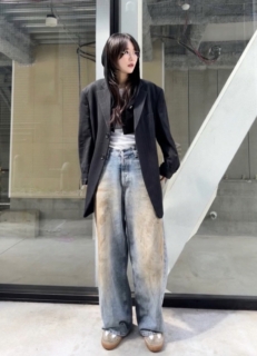 ヴィンテージのような風合いのデニムを主役にしながらも、モード&ハンサムにまとまってるのは、モダンな雰囲気漂うシルバーフレームの眼鏡が鍵。