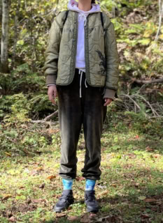 アウトドアとは無縁の生活を送っているので、ハイキングっぽく見えそうアイテムをかき集めてスタイリングしてみました。ソックスとパンツのバランスが微妙ですが、そこはご愛嬌で(笑)