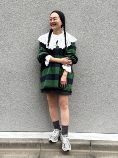 フリルたっぷりのビッグカラーのブラウスにボーダートップスがキュートな大人のスポーティルック。眼鏡のメタルの質感がカジュアルな着こなしを品よくアップグレード。