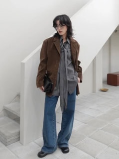 スエードのジャケットにデニムパンツ、ルーズに着崩したボウタイブラウスがこなれ感たっぷり。メタルフレームの眼鏡で程よいきちんと感をキープするのが大人のたしなみ。