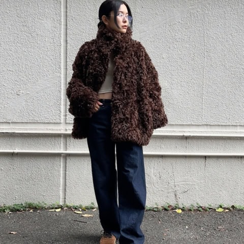 【40代スナップ】秋の「ファー」スタイルは「ほんのり肌見せ」が洒落てる!|鳴島知紘さん