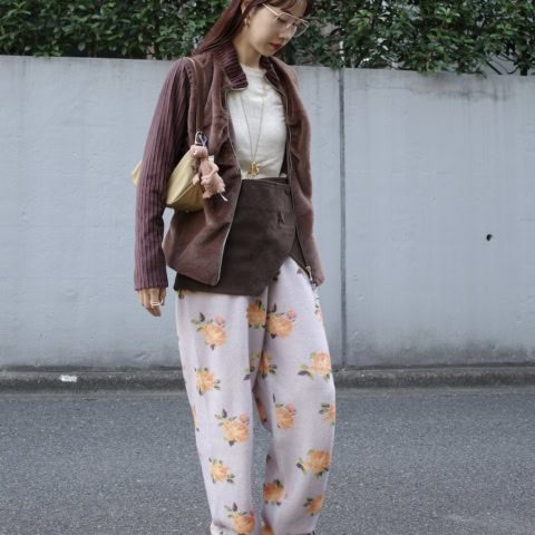 【40代スナップ】使える「レイヤード見えアウター」と花柄パンツの激洒落コーデ|山本莉昌子さん