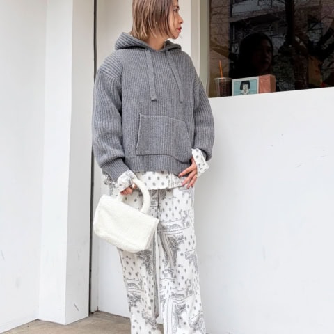 【40代スナップ】一枚でもレイヤードでも! 「ニットフーディ」がこの冬超使えます|藤田飛鳥さん