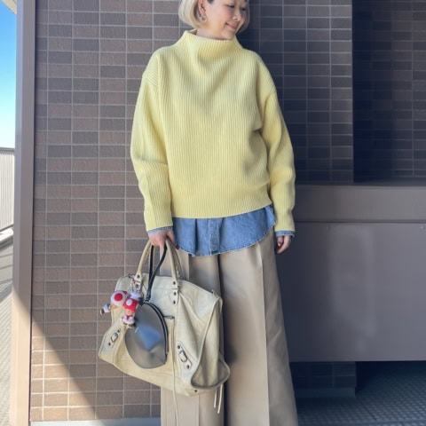 【40代スナップ】あざやかな「レモンイエロー」のニットをデニムでさらに映え見せ|渡邉昇愛さん