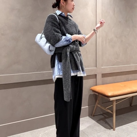 【40代スナップ】シンプルコーデは今季「ニット巻き巻き」で洒落見えします!|薄井悠さん