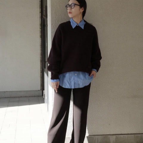 【40代スナップ】「ブラウンニット」はブルーのシャツでさらに旬度が加速します!|佐藤有華さん