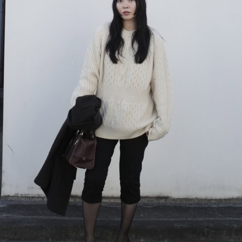 【40代スナップ】どこか懐かしい「ケーブルニット」はカプリパンツでスッキリ魅せ|松本英理さん