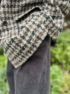 特に目をひくのは、ヘビーなツイードと太畝コーデュロイの組み合わせ。冬らしい存在感ある生地のコンビネーションが、スタイリングの絶妙なスパイスにもなっています