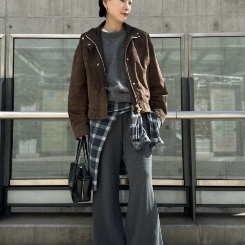 【40代スナップ】「ラメニット」をカジュアル見せするネルシャツ使いが旬です!|石井希望さん