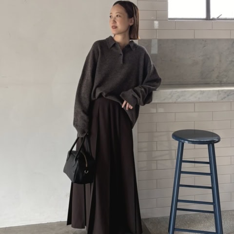 【40代スナップ】「襟付きニット」のワントーン×トラッドコーデが旬で素敵♡｜大山真理さん