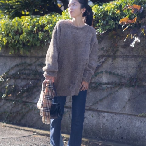 【40代スナップ】気軽に着られて機能性高め「ホームケアニット」が優秀過ぎ！｜佐竹彩さん