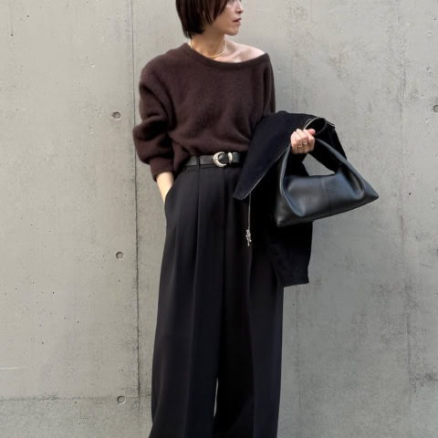 【40代スナップ】コーデの「女度」を上げる大人肌見せ×やわらか素材感のニット|山下咲知子さん