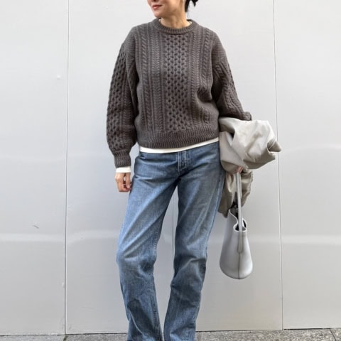 【40代スナップ】「ケーブルニット」はニュアンスカラーでほっこりせず洒落見え♡|高橋寿絵さん