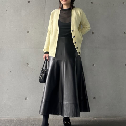 【40代スナップ】冬の黒コーデに一点「レモンイエロー」のニットが最高に映える！｜高岡瞳さん
