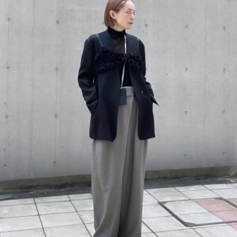 【40代スナップ】ハンサムコーデが即、旬顔に！「ニットビスチェ」が洒落てます♡｜下島麻子さん