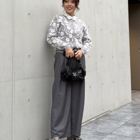 【40代スナップ】全身グレー、でもニットは花柄。シックな中に大人の遊びゴコロを|栗原澪さん