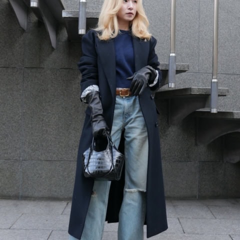 【40代スナップ】ホリデームードを加速する「レザーグローブ」使いが洒落てる!|三條場夏海さん