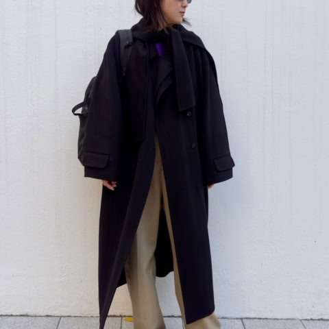 【40代スナップ】上品でサマになる！ 一枚は持っておきたい「ブラックコート」｜佐藤怜子さん