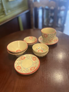 焼きはハノイ近郊のバッチャン村で作られる焼きもので、伝統的な絵柄が特徴。筆者がピックしたのは、レトロなお花が目をひくこちら。一番小さい小鉢で45,000ドン（日本円で約270円）と、意外とリーズナブルに購入できるのもイイんです