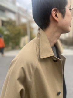 シンプルな着こなしだからこそ、こういったさりげない襟立ても際立ちますよね